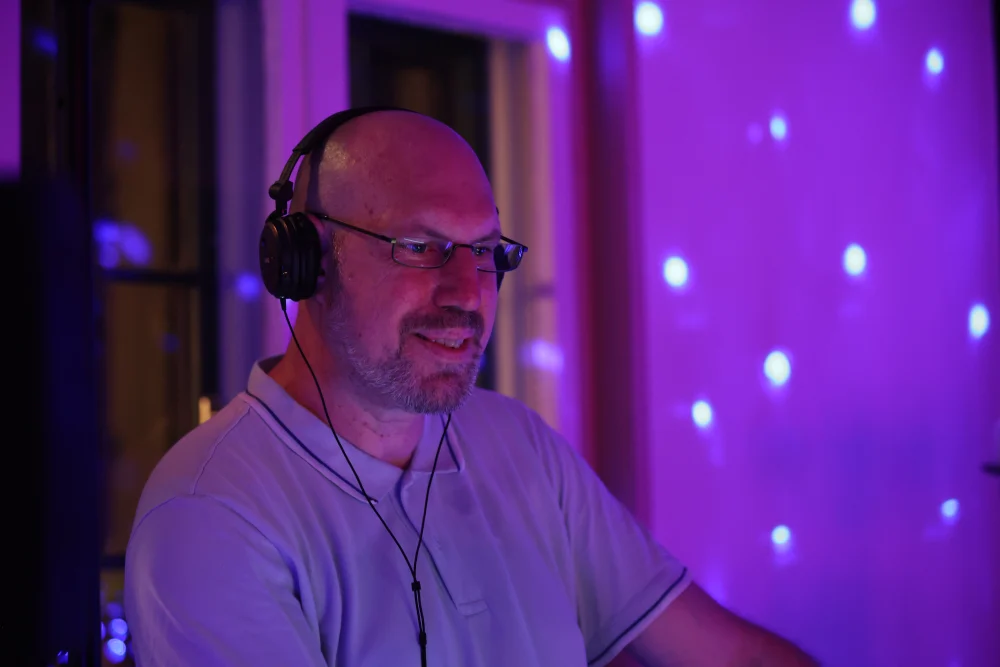 DJ von DMS Entertainment mit Kopfhörern während einer Veranstaltung