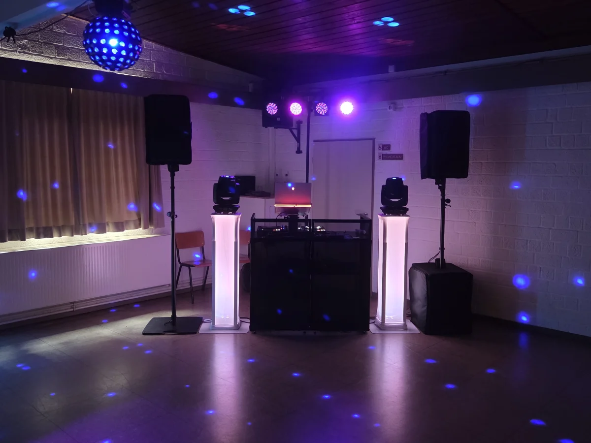 Mobiles DMS DJ-Setup mit Lautsprechern und violetter sowie blauer Beleuchtung