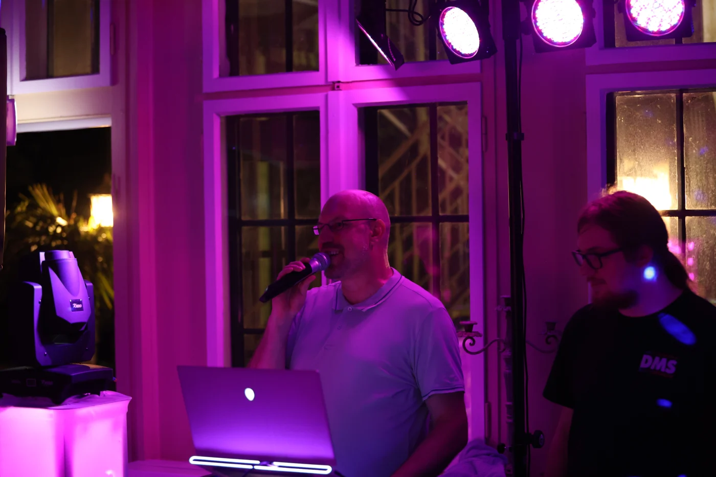 DJ Mike am Mikrofon und Damon gemeinsam am DJ-Pult bei einer Veranstaltung